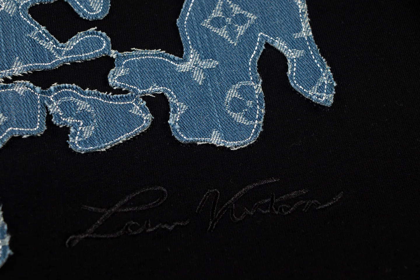 🅿️170 louis vuitto*2026 latest short-sleeved T-shirt (cow embroidery) Material: Made of high version 300g double yarn combed cotton Size: S M L XL Color: black and white Style number: W2638